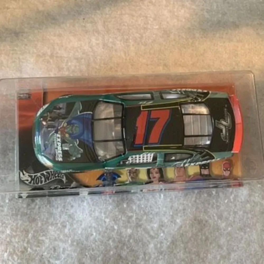 Hot Wheels #17 Matt Kenseth 2004 Justice League 1:24 NASCAR Car *NEW*